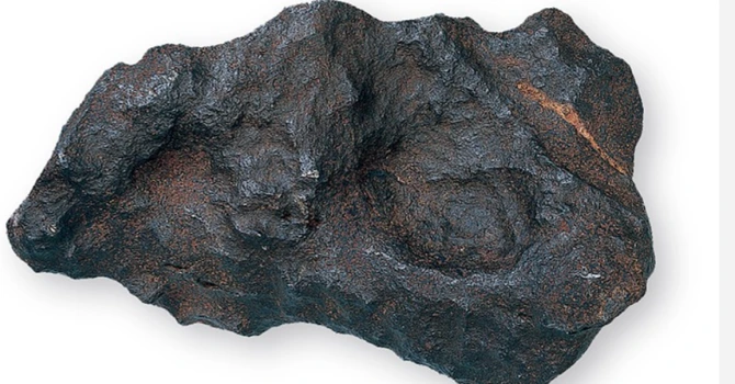 Un meteorit marțian de 24,5 kg, cel mai mare de pe Pământ, a fost vândut prin Sotheby’s cu 5,3 milioane de dolari