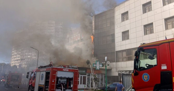 Incendiu în Bucureşti. Un hotel dintr-un cartier foarte aglomerat a luat foc, toată zona este blocată (VIDEO)