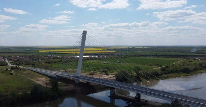 Pod de 30 de milioane de euro construit în vestul României riscă să se prăbușească înainte de deschidere
