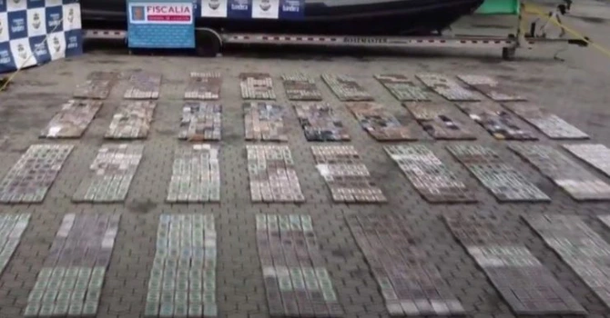 Primul narco-submarin teleghidat descoperit de autoritățile din Columbia. Submersibilul autonom era echipat cu o antenă Starlink şi putea sp transporte 1,5 tone de cocaină
