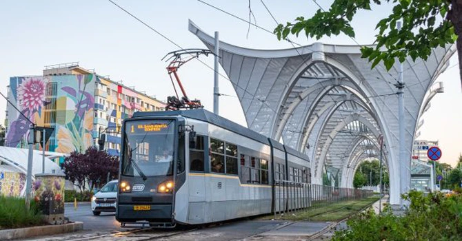 FOTO Tramvai fabricat la București, reintrodus azi pe traseul liniei 1