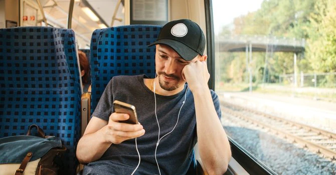 Adio semnal slab! Cum să ai internet în tren prin satelit de la Starlink, compania lui Musk
