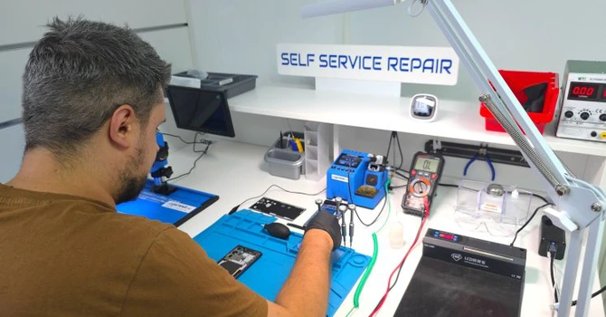 S-a deschis primul service din România unde îți poți repara singur telefonul