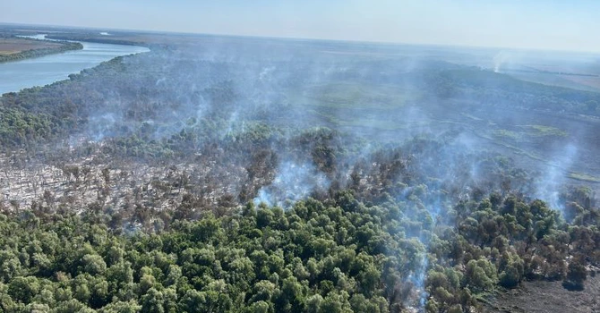 Pompierii continuă lupta cu incendiile de la Chilia Veche, județul Tulcea. Peste 70 de hectare de vegetație au fost afectate. În lupta cu flăcările este folosit și un elicopter Black Hawk (Video)