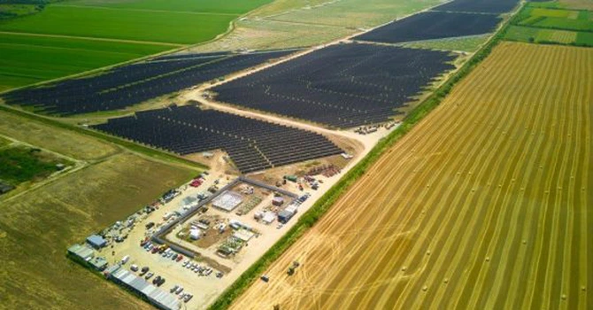 UniCredit și Garanti BBVA au împrumutat cu 60 de milioane de euro compania DRI, controlată de cel mai bogat om din Ucraina, pentru construcția parcului fotovoltaic Văcărești, din județul Dâmbovița