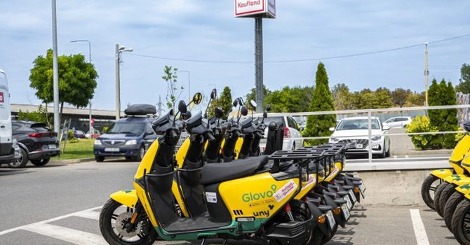 Glovo dezvoltă o rețea integrată de încărcare și schimb rapid al bateriilor mașinilor electrice