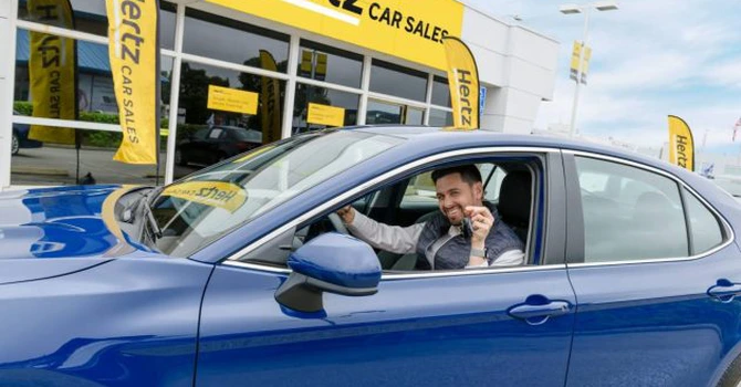 Hertz va colabora cu Amazon pentru comercializarea de vehicule second-hand