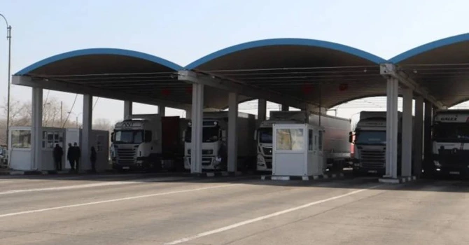 Trei autocare au încercat să treacă vama Giurgiu cu bunuri contrafăcute în valoare de aproape 1,5 mil. lei
