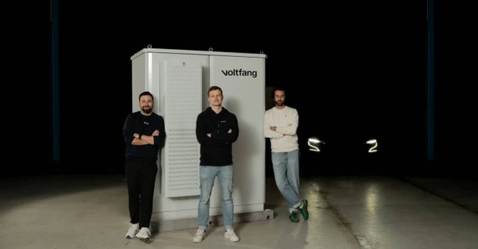 O companie germană transformă bateriile uzate ale mașinilor electrice în echipamente de stocare pentru panourile fotovoltaice