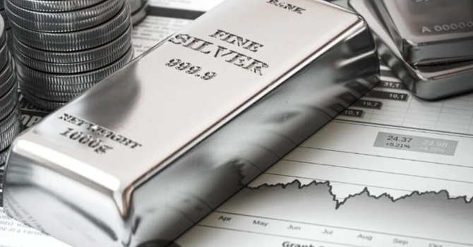 „Argintul este noul aur”. A depăşit metalul galben în preferinţele investitorilor – analiză XTB