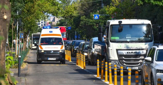 FOTO Primăria Sector 6, după deschiderea benzii de bus pe Bd. Uverturii: 3 minute cu autobuzul, 18 minute cu mașina personală. Ce alegi?