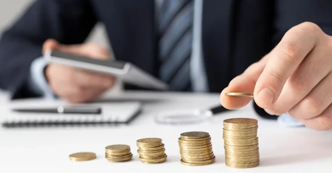 Românii simt că vine un an greu. Cei mai mulți opresc cheltuielile, majoritatea strâng bani pentru zile negre. Ce urmează