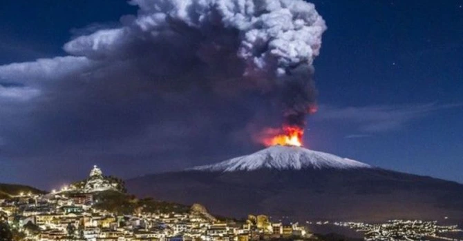 Restricții pe aeroportul din Catania, după noi erupții ale vulcanului Etna