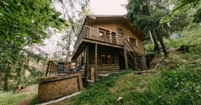 Cabană din Munții Apuseni, la vânzare prin Sotheby’s. E listată la 185.000 de euro