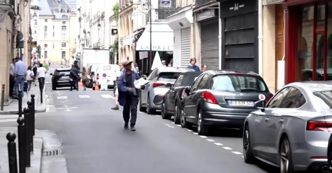 Emmanuel Macron îl va decora pe ultimul vânzător ambulant de ziare din Paris