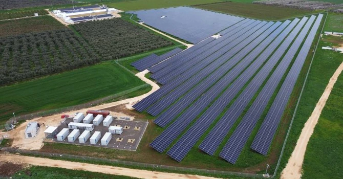 Proiect hibrid fotovoltaic-baterii uriaș pregătit de o companie italiană în România