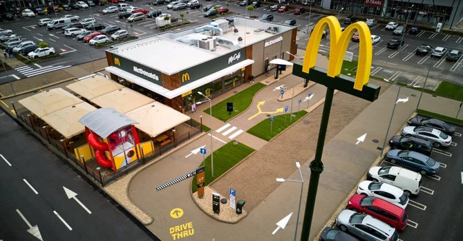 McDonald’s, afaceri și profit record în România, cu sute de mii de clienți în fiecare zi. Planuri mari de extindere
