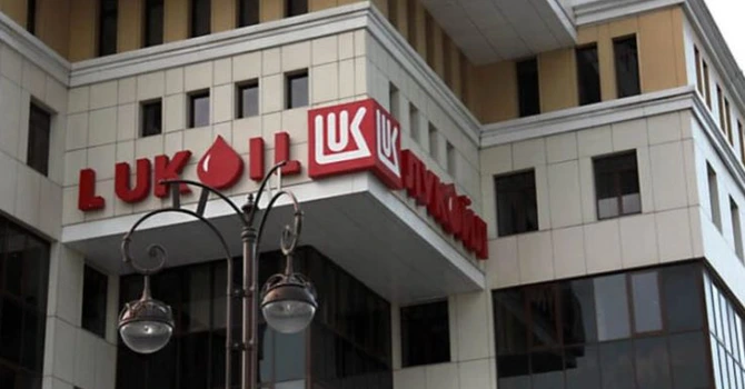 După Carlyle și gigantul american Chevron a intrat în cursa pentru preluarea activelor internaționale ale companiei rusești Lukoil – surse Reuters