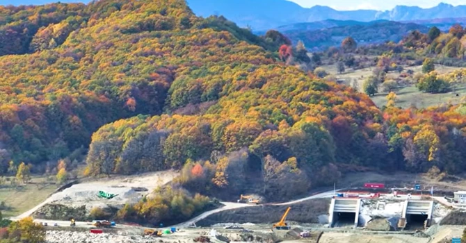 TABEL Anul viitor vor fi inaugurați cel puțin 178 de kilometri de autostradă. Când se va realiza marea unire peste munți – analiza Construim România