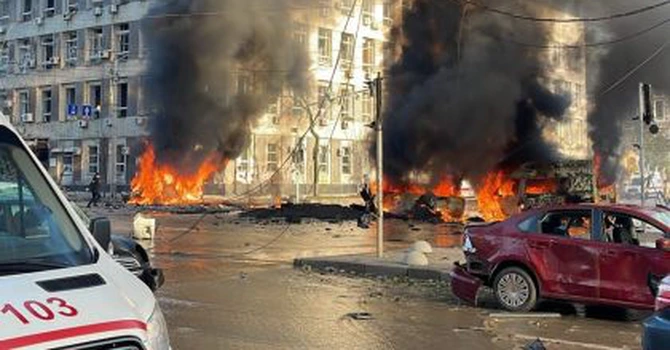 Rusia a atacat Kievul și mai multe regiuni din Ucraina cu rachete și drone, înainte de întâlnirea dintre Zelenski și Trump