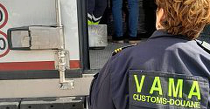 Vameșii din Calafat au confiscat 5,4 milioane de ţigarete ascunse într-un camion înmatriculat în Polonia