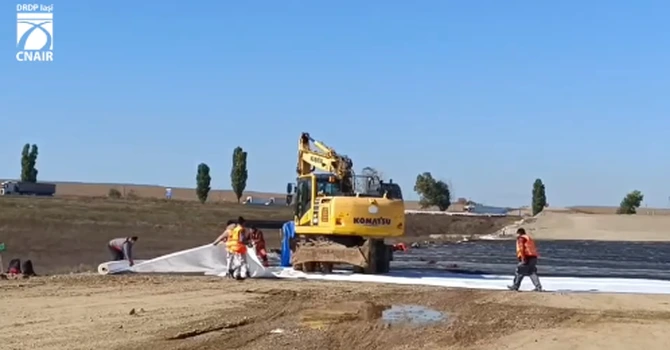 VIDEO Autostrada A7 Bacău – Pașcani se apropie de stadiul de 40%. UMB execută lucrări de stabilizare, după vremea nefavorabilă