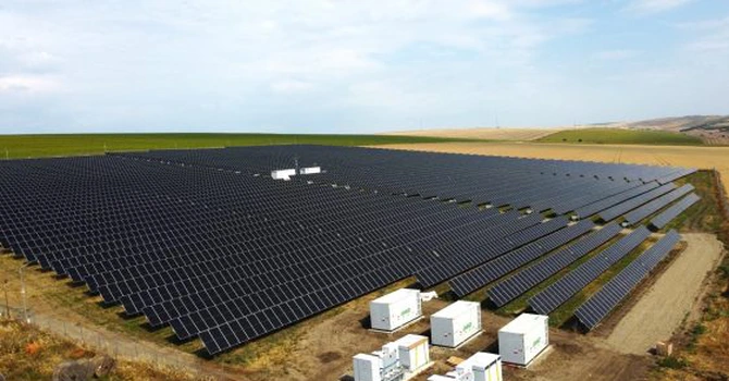 Nouă baterie de stocare a energiei intră în sistem. Românii de la Allview au energizat instalația BESS de 120 MWh de la parcul fotovoltaic Teiuș al danezilor de la Eurowind