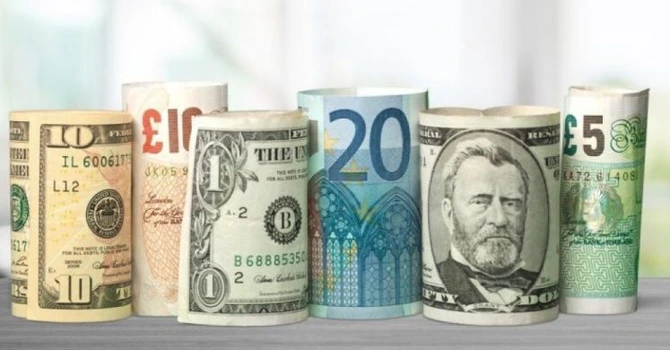 Leul s-a depreciat, marţi, în raport cu euro, dar a crescut faţă de dolarul american