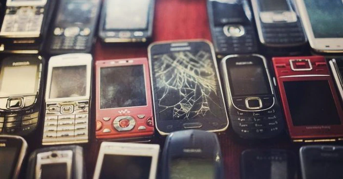 Electronicele uzate, mina de aur aruncată la gunoi: peste 91 miliarde dolari pierdute din metale rare nerecuperate. Care sunt cifrele pentru România