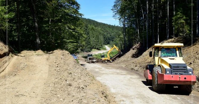 Alternativa la DN1 Valea Prahovei: Construcții Erbașu ar putea finaliza lucrările la drumul județean Valea Doftanei – Săcele în 2027 sau 2028, în funcție de finanțarea alocată