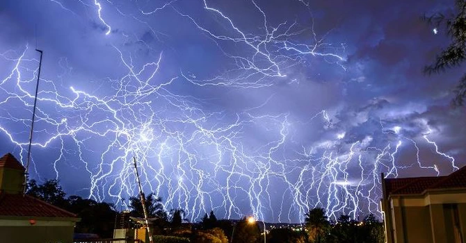 Cod galben de averse torenţiale, vijelii şi grindină în judeţele Cluj, Alba şi Sibiu