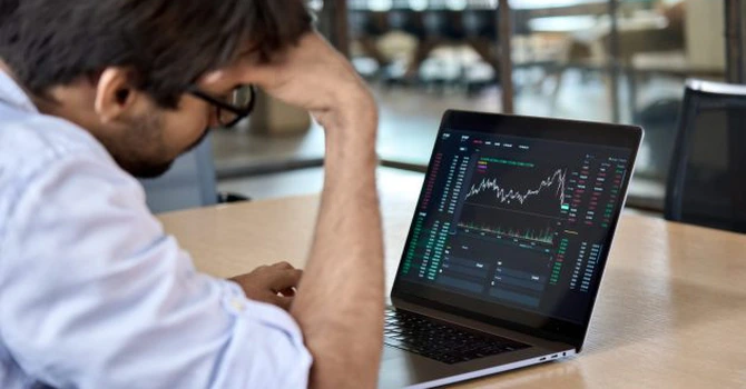 Cifre care te pun pe gânduri. Românii se tem tot mai mult de viitor. Ce măsuri sunt pregătiți să ia pentru a evita sărăcia