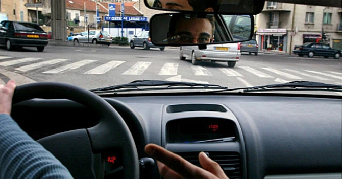Schimbarea de viziune a Poliţiei produce efecte: peste 1.900 de şoferi agresivi în trafic, amendaţi fiindcă au fost reclamaţi de cetăţeni – impactul OUG 84 din 2024 – exclusiv
