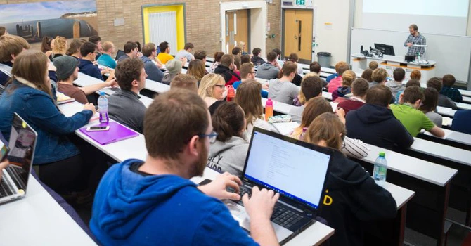 Google oferă acces gratuit la instrumente de AI pentru studenții din România