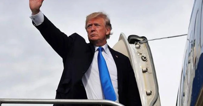 Trump a zburat din nou spre Davos după ce primul avion a fost schimbat