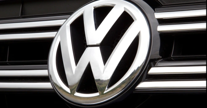 Volkswagen, în criză. Profitul gigantului s-a înjumătăţit din cauza taxelor vamale ale SUA şi a schimbării de strategie a Porsche