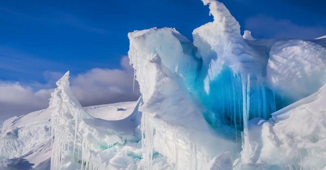 Zăcăminte uriaşe de aur, argint şi cupru din Antarctica încep să fie expuse de topirea gheţurilor – studiu