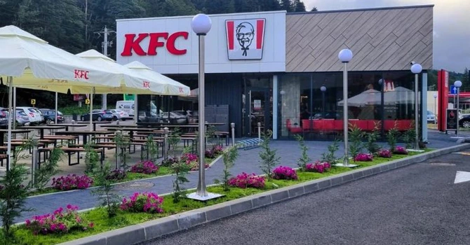 KFC revine pe creștere în România și susține vânzările grupului, impactate de costuri operaționale ridicate și reticență la consum
