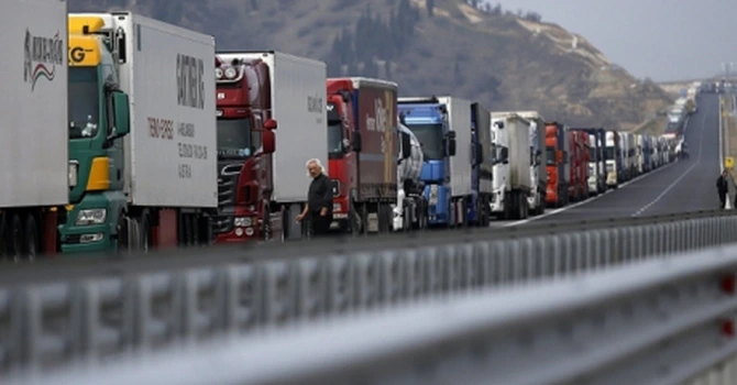 Comerțul României se răcește. Importurile coboară mai rapid decât exporturile, balanța comercială se mai echilibrează