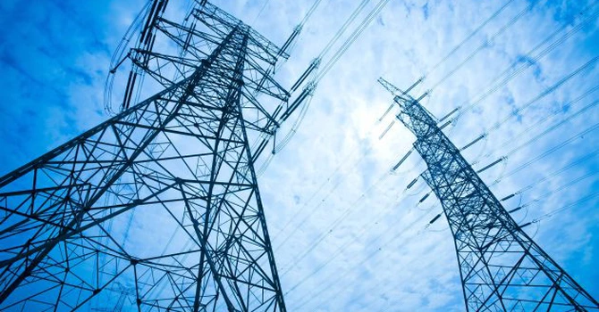 Comisia Europeană plănuiește să accelereze construirea de rețele electrice transfrontaliere pentru reducerea facturilor la energie