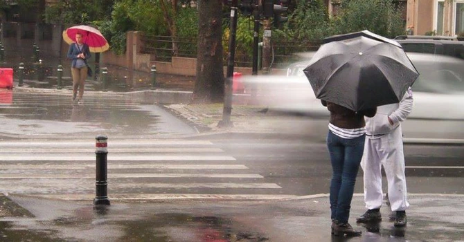 Cod galben de ploi în București și 13 județe din țară până dumincă la ora 14:00. Precipiații și ninsori la munte