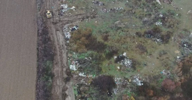Garda de Mediu a confiscat, în urma imaginilor surprinse de o dronă, un buldozer folosit în gestionarea ilegală a deșeurilor de către Primăria Ciumeghiu (județul Bihor)