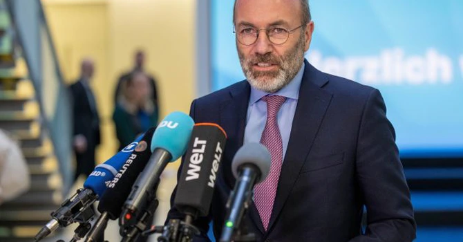 Influentul europarlamentar german Manfred Weber anunță că marți Comisia Europeană va prezenta modificarea termenului de 2035 pentru interzicerea vânzării de mașini echipate cu motoare termice