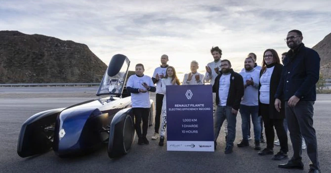 Conceptul electric Renault Filante, dotat cu baterie de 87 kWh, a parcurs peste 1.000 km cu o singură încărcare