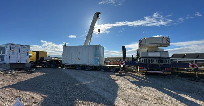 Se pun baterii de stocare a energiei pe bandă rulantă în România: Peste 300 MWh instalați doar în ultima lună