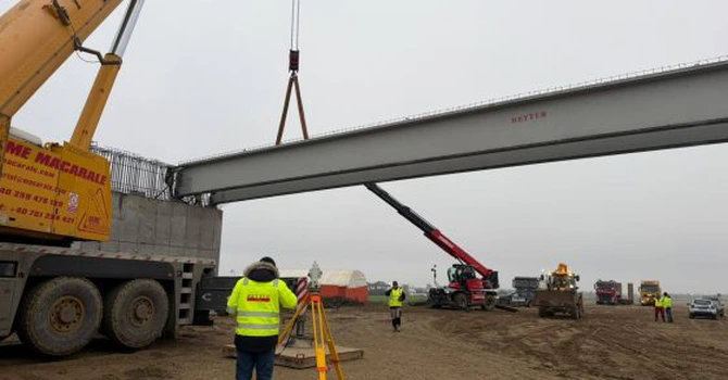 Autostrada Bucureștiului A0: A început montarea grinzilor zincate, cu durată de viață de 100 de ani