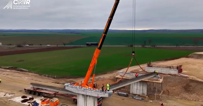 VIDEO Autostrada Transilvania: A început montarea grinzilor pe lotul Chiribiș – Biharia