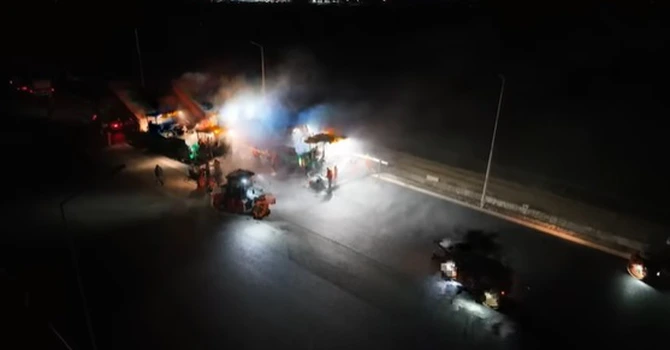 VIDEO Autostrada A7 Focșani – Bacău: UMB asfaltează noaptea în zona Tișița, în lupta contra-cronometru pentru deschiderea traficului în 2025