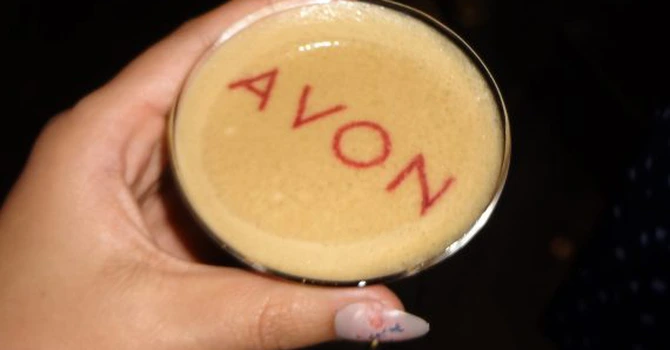Avon intră în magazinele online Farmacia Tei și Bebe Tei. Cât mai vând Avon și Oriflame în România