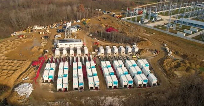 Cum merge construcția uneia dintre cele mai mari instalații de stocare a energiei din România, cea de la Iaz, în Caraș-Severin. Bateriile sunt deja puse